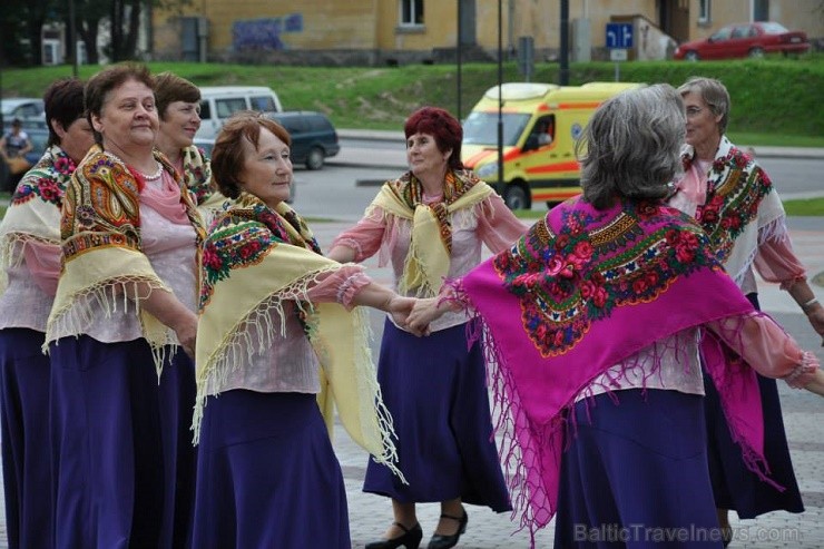 Rēzeknē 13.jūlijā bija pulcējušies 17 senioru deju kolektīvi no Latgales, Vidzemes un Kurzemes, kuri izdejoja savas dvēseles stīgas Latgales senioru d 128218