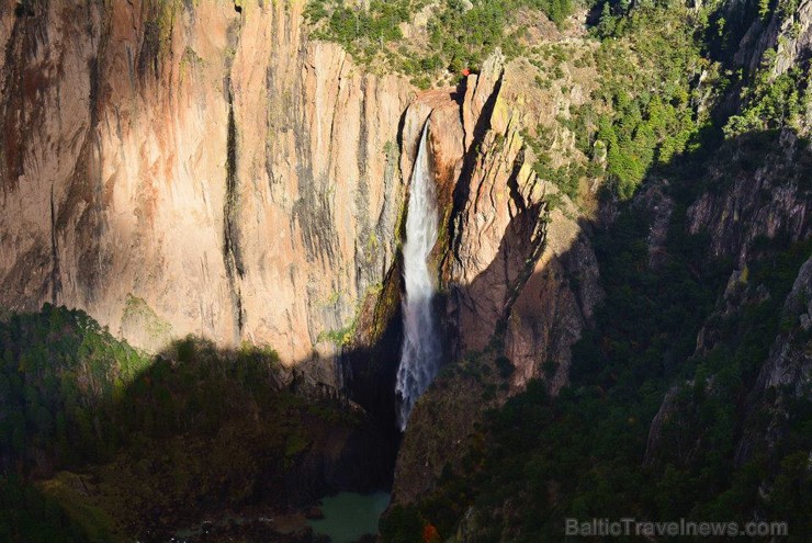 Barranca de Candamena kanjonu ir izgrauzis Meksikas augstākais ūdenskritums - 246 metrus augstais Cascada de Basaseachi. 128395