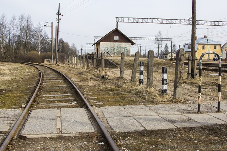 Stacijas teritorijā no dzelzceļa līnijas Rīga—Jelgava atzarojas dzelzceļa posms uz Olaines ZR daļā izvietotajiem uzņēmumiem un nelegālo imigrantu nome 128765