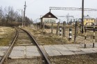 Stacijas teritorijā no dzelzceļa līnijas Rīga—Jelgava atzarojas dzelzceļa posms uz Olaines ZR daļā izvietotajiem uzņēmumiem un nelegālo imigrantu nome 15