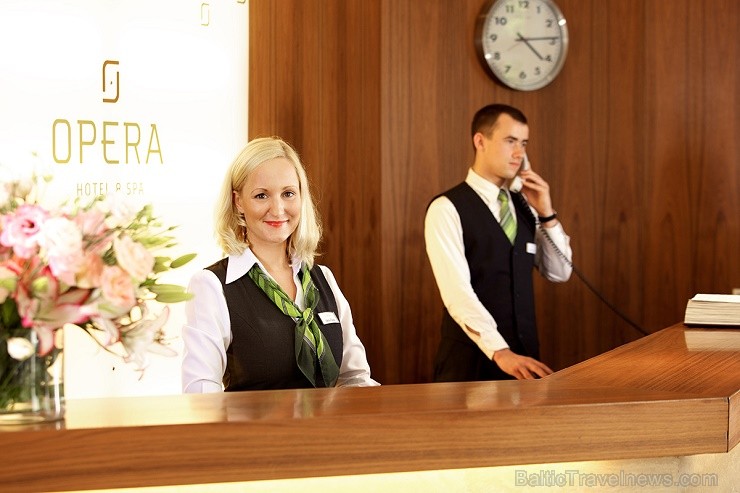 Viesnīcas recepcijā vienmēr var sastapt izpalīdzīgus un smaidīgus administratorus. 128873
