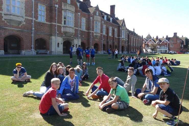 Ieskaties, kā Meridian Group grupa mācās angļu valodu un izbauda vasaru Eastbourne College Lielbritānijā 129093