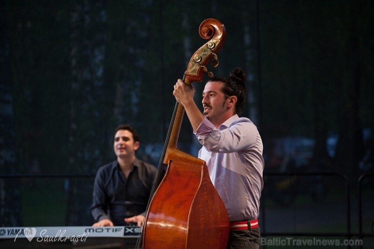 Līdz 26. jūlijam Minhauzena Undā notiek XVII starptautiskais Saulkrastu džeza festivāls «Saulkrasti Jazz 2014», kurā uzstājas izcili džeza mūziķi no 1 129190