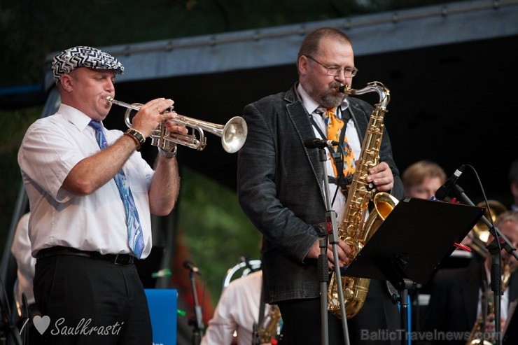 Līdz 26. jūlijam Minhauzena Undā notiek XVII starptautiskais Saulkrastu džeza festivāls «Saulkrasti Jazz 2014», kurā uzstājas izcili džeza mūziķi no 1 129192