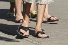 Kādos apavos šovasar staigā pa Jomas ielu? 11