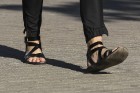 Kādos apavos šovasar staigā pa Jomas ielu? 21