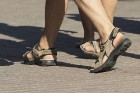 Kādos apavos šovasar staigā pa Jomas ielu? 32