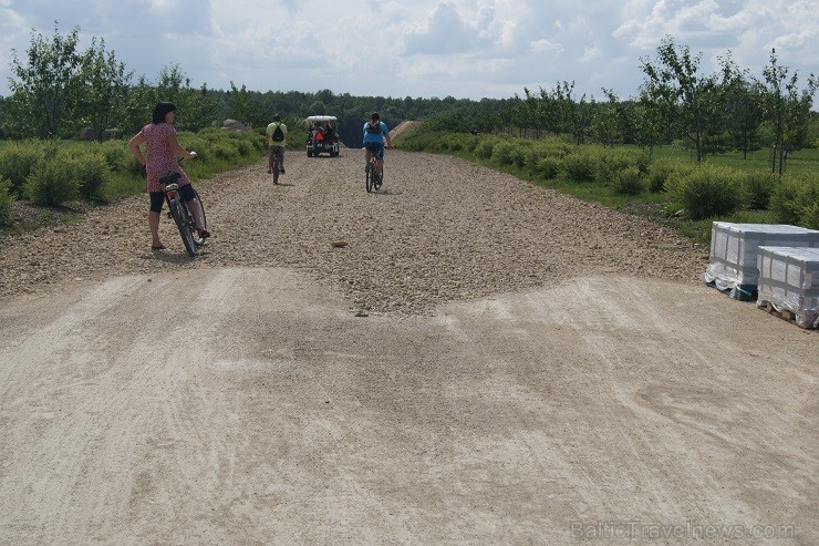 Uz salas Daugavā, Koknesē, top Likteņdārzs. Tā ir vieta, kur satiekas pagātne, tagadne un nākotne. Gan cilvēka, gan valsts. Satiekas, lai dotu mierinā 129346