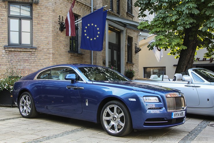 Jaunais «Rolls Royce Wraith» un «Rolls-Royce Phantom Drophead Coupé» uz Rīgas 5 zvaigžņu viesnīcas «Hotel Bergs» (www.HotelBergs.lv) fona 129497