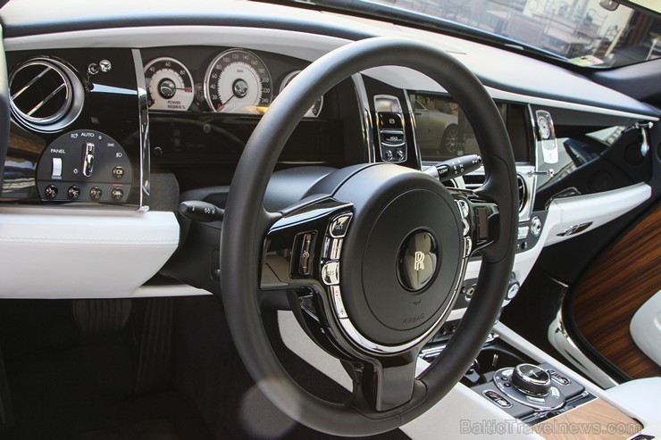 «Rolls Royce Wraith» salons... pēc koncepcijas tas ir pirmais «Rolls Royce» zīmola auto, kur ir paredzēts, ka to vada pats saimnieks, bet atsevišķs šo 129506