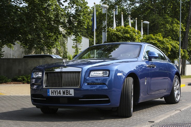 Ceļojums ar «Rolls Royce Wraith» uz Kuldīgu... automašīnas cena ir vismaz 300 000 eiro, lai gan bāzes modeļa cena ir pie 280 000 eiro 129512