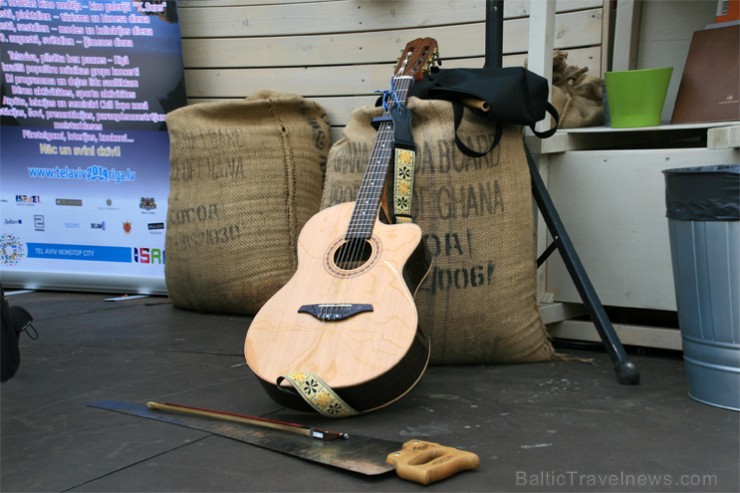 Mūziķis un ceļotājs Tals Kravics spēlē dažādus mūsdienu un tautu mūzikas instrumentus. 129612
