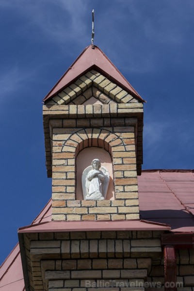 Bauskas katoļu baznīca celta 1864. gadā, interjers iekārtots 19.gs. otrajā pusē. Blakus nelielajam dievnamam 1891. gadā uzcelts zvanu tornis