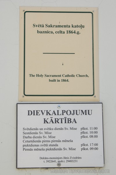 Bauskas katoļu baznīca celta 1864. gadā, interjers iekārtots 19.gs. otrajā pusē. Blakus nelielajam dievnamam 1891. gadā uzcelts zvanu tornis