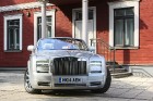 Luksus klases Rolls-Royce Phantom Drophead Coupé  ir 5.61 metrus garš un 1,99 metrus plats, bet motors ar 460 zirgspēkiem iedzen automašīnu līdz 100 k 1