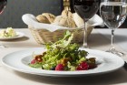 Vecrīgas viesnīcas Hotel Roma grilbāra Mazais Otto kolektīvs aicina nogaršot ēdienus no jaunās augusta ēdienkartes. Vairāk šeit 4