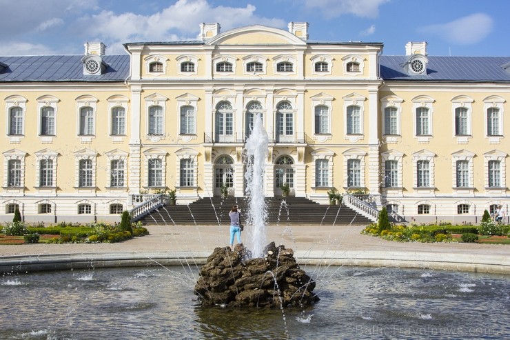 10 ha lielais baroka stila franču dārzs ir ievērojamākais vēsturiskais dārzs Baltijā. Dārzs tika ierīkots paralēli pils būvniecībai no 1736. līdz 1740 130455