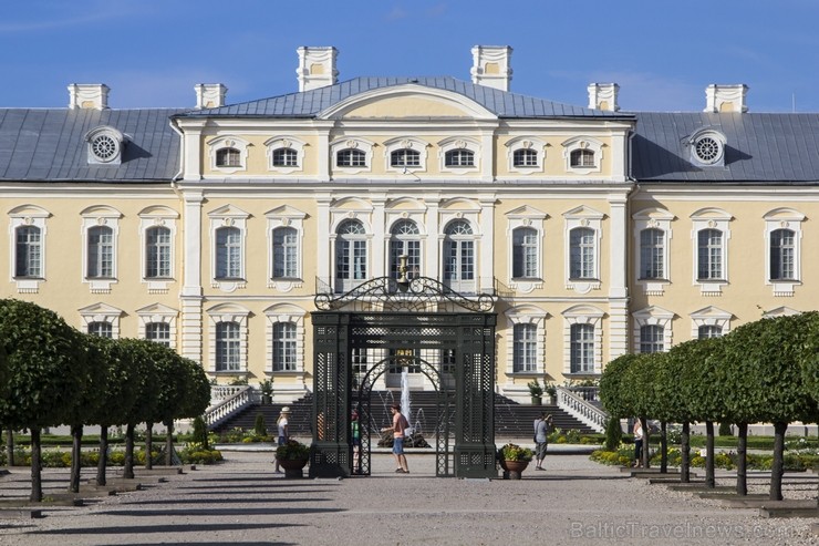 10 ha lielais baroka stila franču dārzs ir ievērojamākais vēsturiskais dārzs Baltijā. Dārzs tika ierīkots paralēli pils būvniecībai no 1736. līdz 1740 10 ha lielais baroka stila franču dārzs ir ievērojamākais vēsturiskais dārzs Baltijā. Dārzs tika ierīkots paralēli pils būvniecībai no 1736. līdz 1740 130463