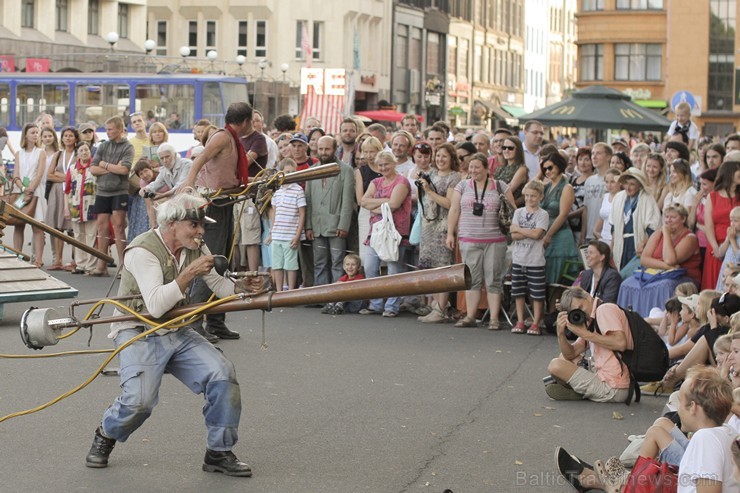 Rīgā aizvadīts vērienīgākais starptautiskais ielu mākslas un pasaules mūzikas festivāls «Re Re Rīga» Rīgā aizvadīts vērienīgākais starptautiskais ielu mākslas un pasaules mūzikas festivāls «Re Re Rīga» 130539