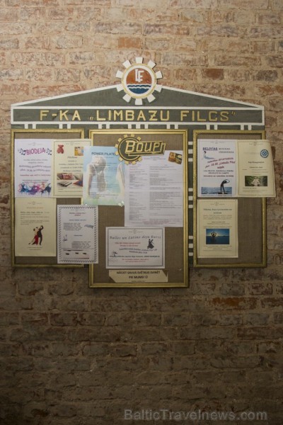 20. gs. sākumā cepuru fabrikā strādāja gandrīz puse pilsētas iedzīvotāju, mazpilsētas dzīve sākās un beidzās ar fabrikas signālu 20. gs. sākumā cepuru fabrikā strādāja gandrīz puse pilsētas iedzīvotāju, mazpilsētas dzīve sākās un beidzās ar fabrikas signālu 130590