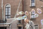 Pasaules apceļotājs Demians Zens no Argentīnas uz dažām dienām ieradies arī Rīgā, kur paspējis demonstrēt savas burbuļu pūšanas iemaņas 8