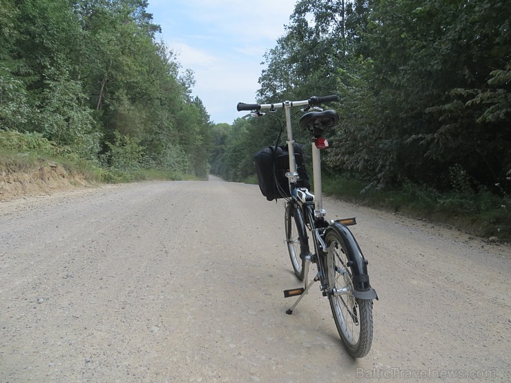 Saliekamais velosipēds «Tern Link C7» nav īsti piemērots grants ceļu braukšanai, bet ja dikti vajag... var braukt Saliekamais velosipēds «Tern Link C7» nav īsti piemērots grants ceļu braukšanai, bet ja dikti vajag... var braukt 130701