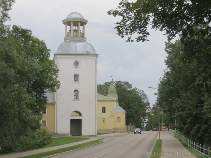 Krustpils pils jeb Krusta pils ir viduslaiku pils Daugavas labajā krastā Jēkabpilī. 13. gadsimtā tā bija vienīgā Rīgas arhibīskapam piederošā mūra pil Krustpils pils jeb Krusta pils ir viduslaiku pils Daugavas labajā krastā Jēkabpilī. 13. gadsimtā tā bija vienīgā Rīgas arhibīskapam piederošā mūra pil 130761