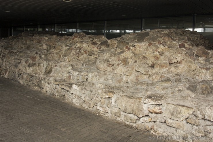 Apmeklējot Triangula bastionu, var aplūkot daļu no vēsturiskā nocietinājuma drupām 130808
