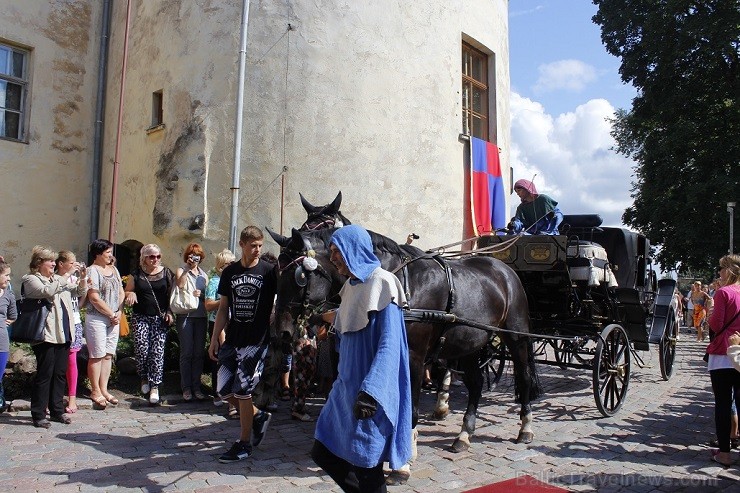 Jau gaidot pilskundzi ierodoties, zemnieki pils pakājē bija izveidojuši rozes ziedu no pļavas, dārza veltēm! 131200