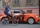 Starptautiskās automomas «Sixt» vadītājs Baltijas valstīs Arnis Jaudzems izmēģina saliekamo velosipēdu «Tern Link C7», ko piedāvā Hawaii Express 17
