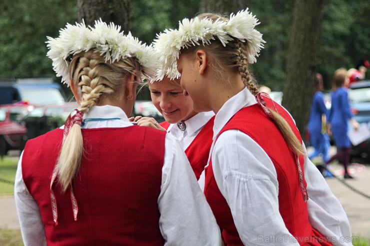 Daiļā dzimuma pārstāves piedalās košajā «Sieviešu rallijā Jūrmala 2014» 