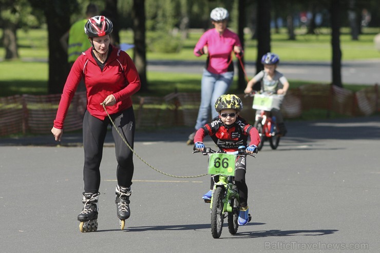 Velorollings ir ziemas skijoringam radniecīgs sporta veids, kas apvieno riteņbraukšanas, skriteļošanas un skeitošanas elementus Velorollings ir ziemas skijoringam radniecīgs sporta veids, kas apvieno riteņbraukšanas, skriteļošanas un skeitošanas elementus 132926