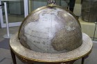 Globuss, kuru 1764.gadā Stenders izgatavojis pēc Dānijas un Norvēģijas karaļa Frederiha V pasūtījuma, uz dažiem mēnešiem no Dānijas atvests uz Latviju 1