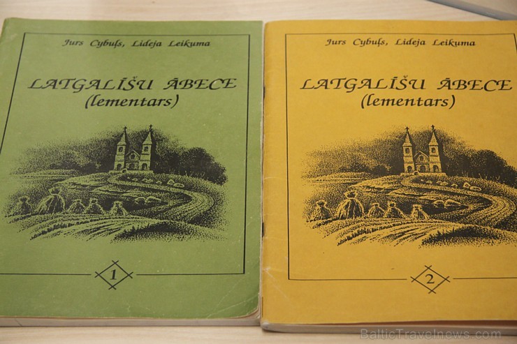 Latvijas Nacionālajā bibliotēkā var iepazīt Jura Cibuļa ābeču kolekciju no 217 zemēm 133483