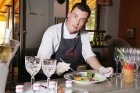 Pāvelu ikdienā var sastapt strādājot Tallinas restorānā CRU. Igauņu pavārs tiek raksturots kā talantīgs, zinātkārs, ar labu garšas un stila sajūtu apv 3