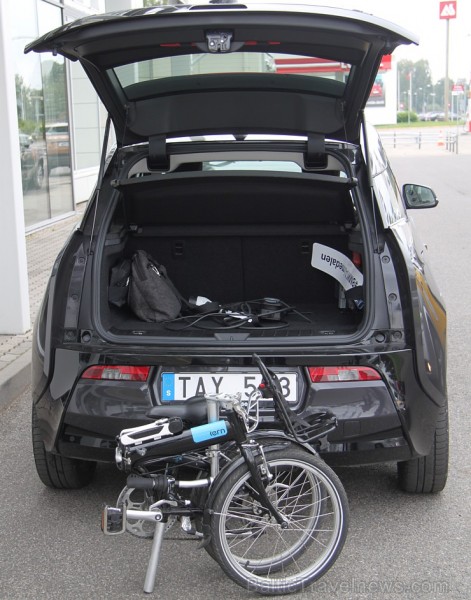 BMW i3 bagāžas telpa nav liela, bet saliekamais velosipēds Tern Link C7 (www.tern.lv) var ievietoties 133674