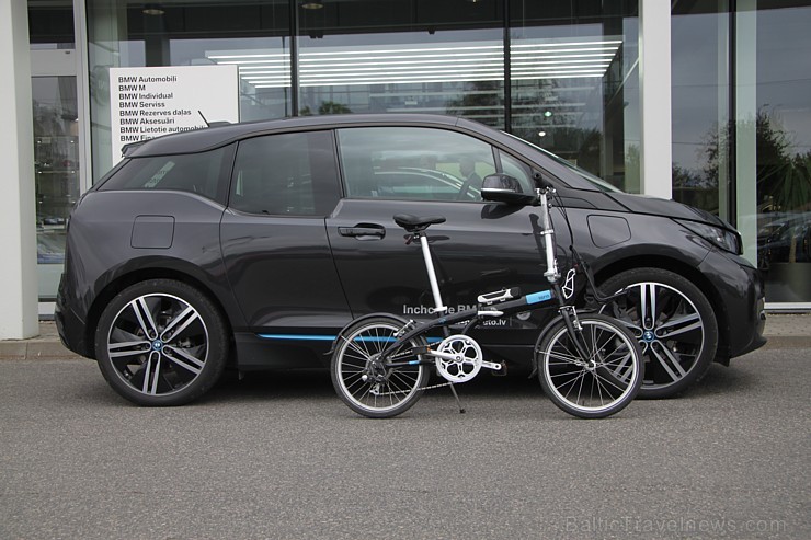 BMW i3 bagāžas telpa nav liela, bet saliekamais velosipēds Tern Link C7 (www.tern.lv) var ievietoties 133675