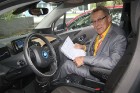 Biznesa augstskolas Turība rektors Jānis Načisčionis iepazīst jauno BMW i3 9