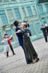 Tērpušies pagājušo gadsimtu drēbēs, cēsinieki priecēja pilsētas iedzīvotājus un viesus ar dejām un ekskursijām vecpilsētā. 30