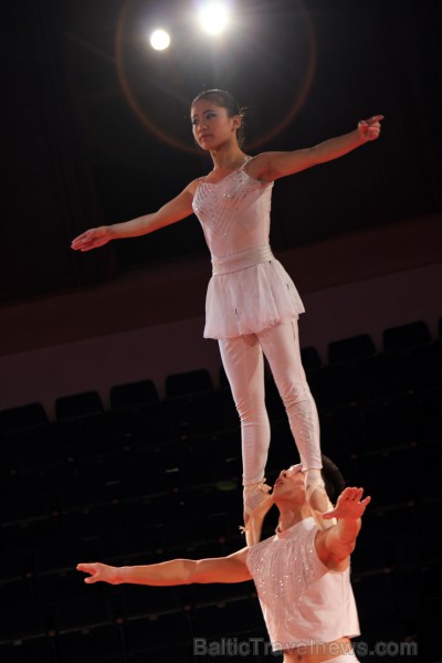 Ķīniešu akrobātiskais duets “Balets uz pleciem” mākslinieku Guo Zhimin un Zhang Yiaxiang sniegumā - unikāls ķīniešu akrobātiskā cirka sasniegums 