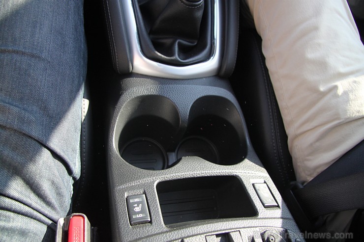 «Nissan X-Ttrail» un «Nissan Qashqai» modeļos glāžu turētāji var kalpot arī par fotoaparāta Canon vietu, lai ir pa rokai fotokadram 134311