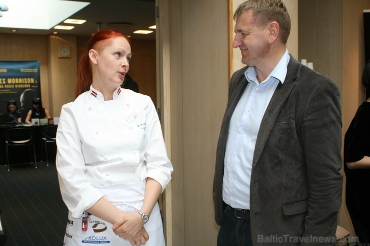 Restorāna Elements šefpavāre Svetlana Riškova un BalticTravelnews.com direktors Aivars Mackevičs Restorāna Elements šefpavāre Svetlana Riškova un BalticTravelnews.com direktors Aivars Mackevičs 134608