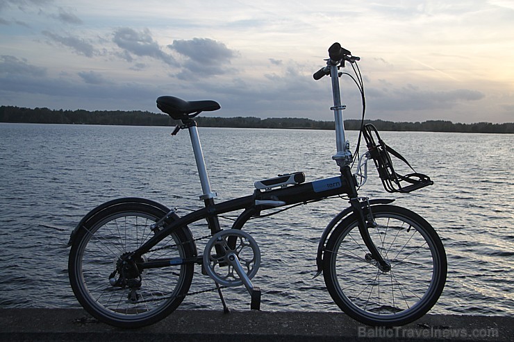 Saliekamais velosipēds «Tern Link C7» piesaista apkārtējo uzmanību ar neparasto dizainu un mazajiem riteņiem 134985