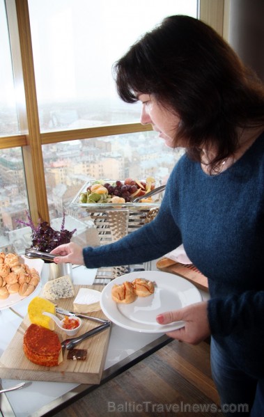 Rīgas viesnīcas «Radisson Blu Hotel Latvija» 26.stāva bārā «Skyline bar» svētdienās no pulksten 11.30 līdz 15.00 notiek brančs jeb vēlās brokastis. Va Rīgas viesnīcas «Radisson Blu Hotel Latvija» 26.stāva bārā «Skyline bar» svētdienās no pulksten 11.30 līdz 15.00 notiek brančs jeb vēlās brokastis. Va 136465