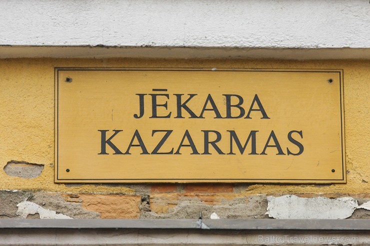 Kazarmu komplekss tika uzbūvēts 18. gadsimta beigās, cieši blakus Rīgas pilsētas nocietinājumu zemes vaļņiem. Kopš tā laika ēka tika vairākkārt pārbūv Kazarmu komplekss tika uzbūvēts 18. gadsimta beigās, cieši blakus Rīgas pilsētas nocietinājumu zemes vaļņiem. Kopš tā laika ēka tika vairākkārt pārbūv 137136