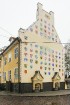 Tagad koši dzeltenie Jēkaba kazarmu nami veido būtisku akcentu Rīgas vecpilsētas sejā, gluži kā novelkot robežu starp vēstures elpu un skaļajām mūsdie 4