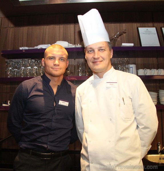 Mercure Riga Centre Hotel restorāna «The Traveller» vadītājs Ričards Bolotņiks un šefpavārs Inards Straume 137333