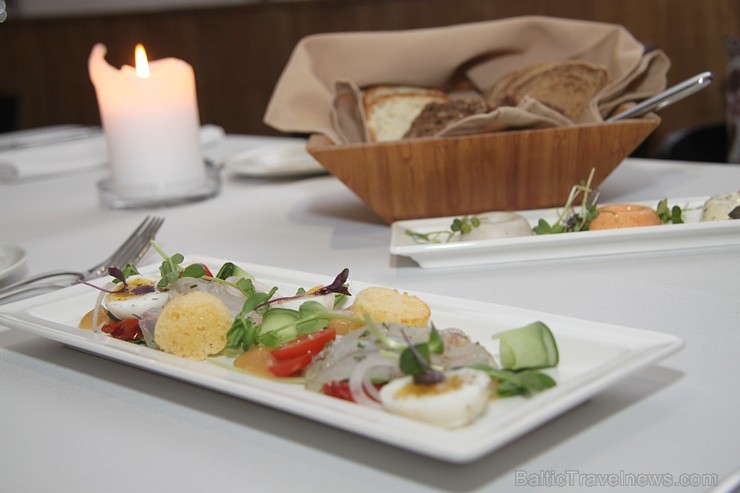 Vecrīgas zivju restorāns «Le Dome» prezentē jauno ēdienkarti piedāvājumu - Tapa (uzkoda) - Sālīts zandarts ar brioša maizi un cidoniju krēmu 137533