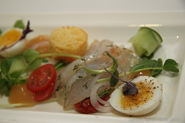 Vecrīgas zivju restorāns «Le Dome» prezentē jauno ēdienkarti piedāvājumu - Tapa (uzkoda) - Sālīts zandarts ar brioša maizi un cidoniju krēmu 137536
