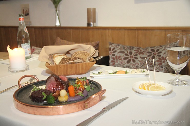 Vecrīgas zivju restorāns «Le Dome» prezentē jauno ēdienkarti piedāvājumu - Pamatēdiens - Latvijas mežos nomedīta brieža fileja ar karamelizētiem kāpos 137539